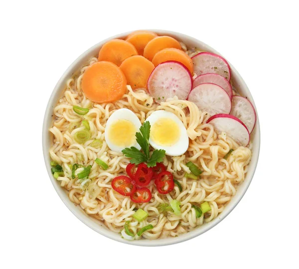 Sopa sabrosa con fideos instantáneos, huevo y verduras en tazón aislado en blanco, vista superior — Foto de Stock