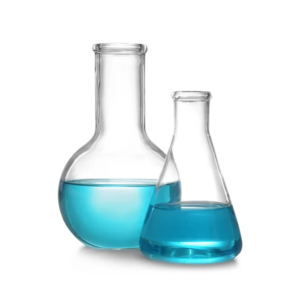 Laboratoriumglaswerk met vloeistof op witte achtergrond. Oplossing chemie — Stockfoto