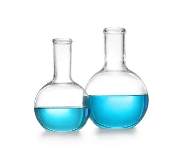 Laboratory glassware with liquid on white background. Solution chemistry — Stock Photo, Image