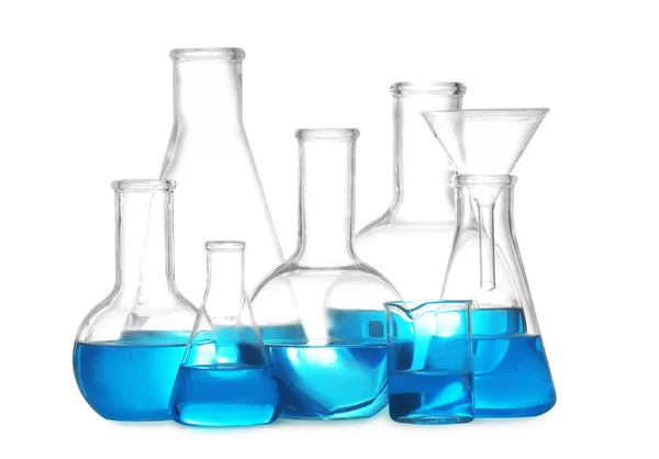Vidros de laboratório com líquido sobre fundo branco. Química da solução — Fotografia de Stock