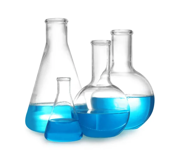 Vidros de laboratório com líquido sobre fundo branco. Química da solução — Fotografia de Stock