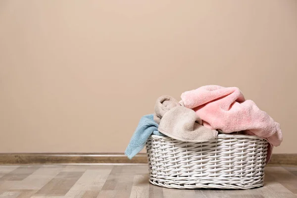 Wasmand met vuile kleren op de vloer binnenshuis. Ruimte voor tekst — Stockfoto