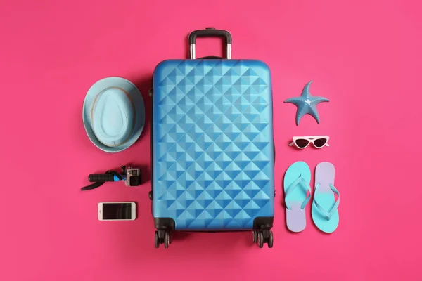 Composición plana con maleta y accesorios de viajero sobre fondo de color — Foto de Stock