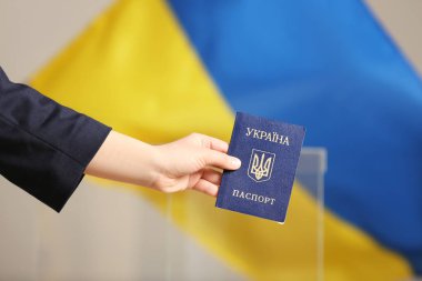 Oy kullanma merkezinde Ukrayna iç pasaportu taşıyan kadın, yakın plan