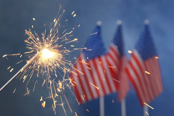 Brillo ardiente contra banderas de EE.UU., primer plano con espacio para el texto. Feliz Día de la Independencia — Foto de Stock