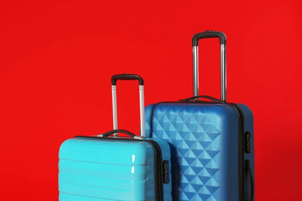 Stilvolle moderne Koffer mit Griffen auf farbigem Hintergrund — Stockfoto