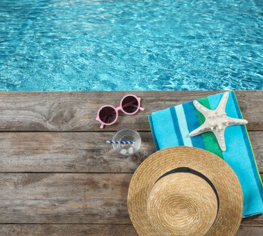 Düz su yakın ahşap iskele üzerinde plaj aksesuarları ile kompozisyon yatıyordu, metin için alan