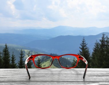 Gözlüklerle temiz güzel bir görünüm. Oftalmolog reçete