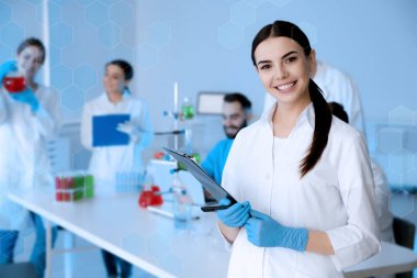 Modern bilimsel laboratuvarda Pano ile tıbbi öğrenci