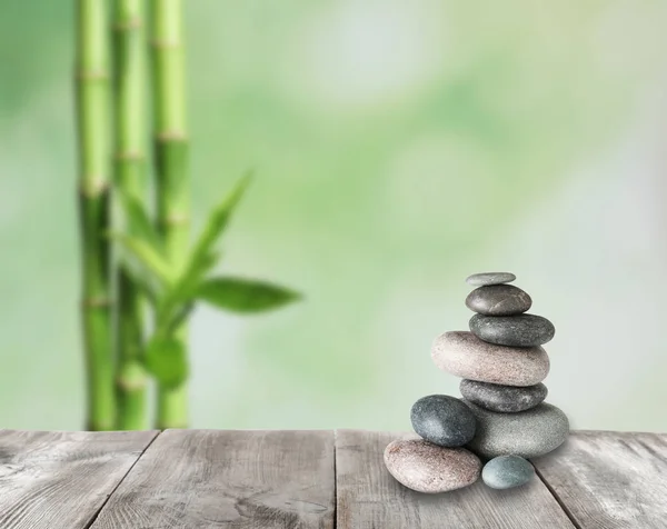 Zen-Steine auf Holztisch im Garten gestapelt, Platz für Text — Stockfoto