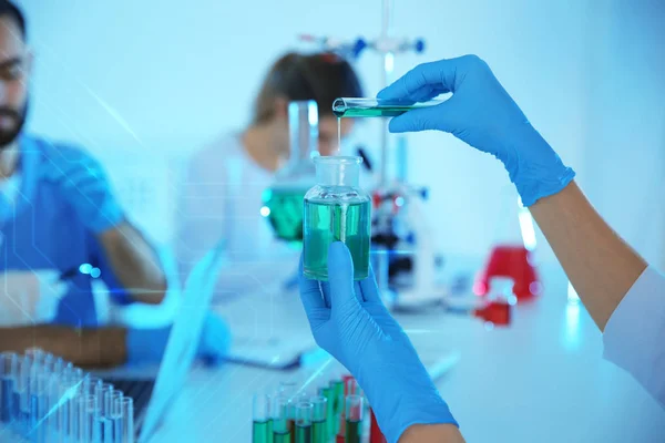 Medische student werkzaam in de moderne wetenschappelijke laboratorium, close-up — Stockfoto