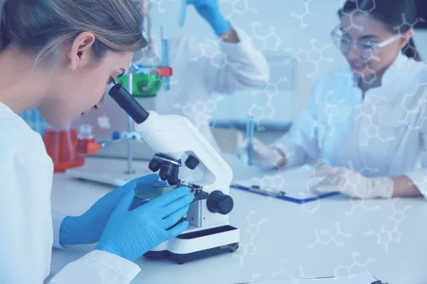 Φοιτητής ιατρικής που εργάζεται με μικροσκόπιο στο σύγχρονο επιστημονικό εργαστήριο, χρωματικός τόνος — Φωτογραφία Αρχείου