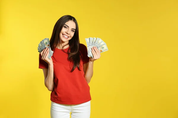 Junge Frau mit Geld auf farbigem Hintergrund. Raum für Text — Stockfoto