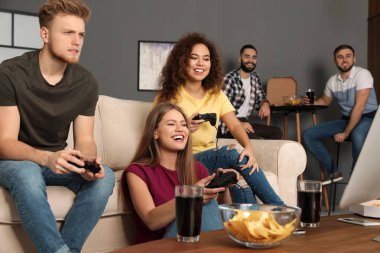 Evde video oyunları oynarken duygusal arkadaşlar