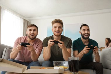 Evde video oyunları oynarken duygusal arkadaşlar