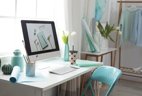 Interior de local de trabalho elegante com computador moderno na mesa — Fotografia de Stock