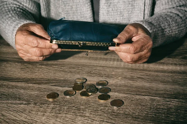 Pobre anciana con cartera vacía y monedas en la mesa, primer plano — Foto de Stock