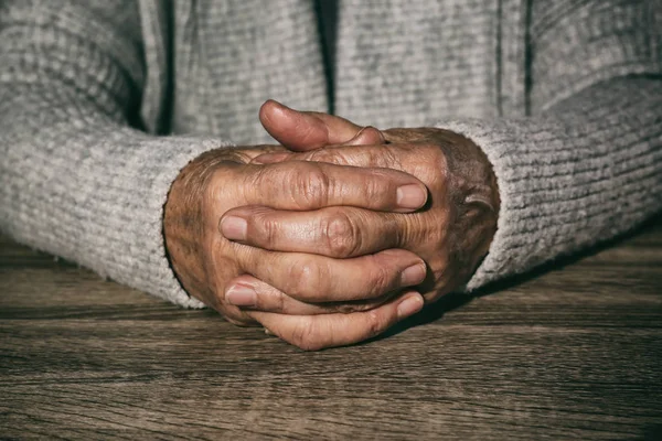 Pobre anciana en la mesa, primer plano de las manos — Foto de Stock