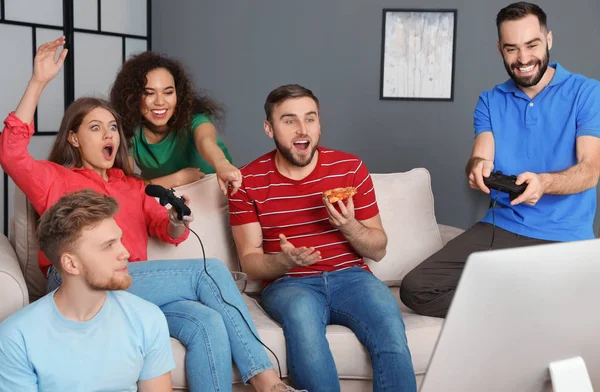 Emotionale Freunde, die zu Hause Videospiele spielen — Stockfoto