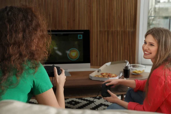 Młode kobiety, grając w gry wideo w domu — Zdjęcie stockowe