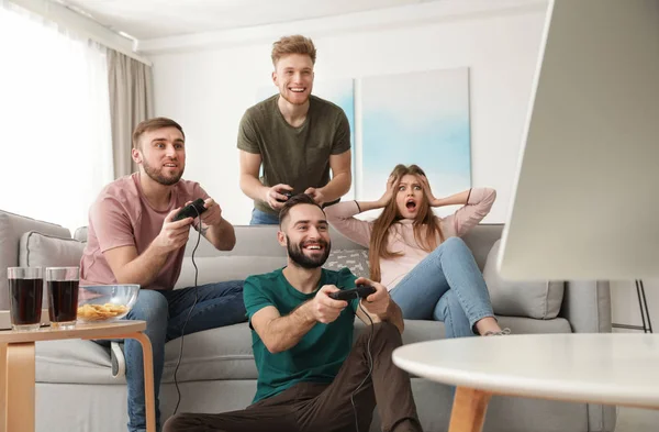 Amigos emocionales jugando videojuegos en casa — Foto de Stock