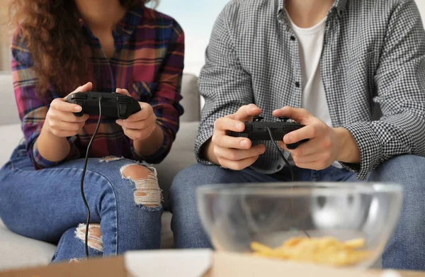 Pareja joven jugando videojuegos en casa, primer plano — Foto de Stock