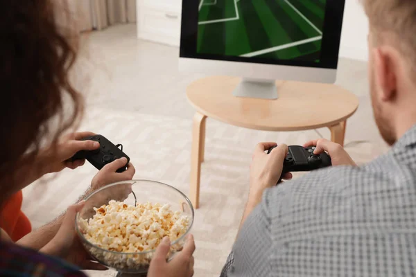 Pareja joven jugando videojuegos en casa, primer plano — Foto de Stock