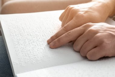Kör adam okuma kitabı Braille, closeup yazılmış