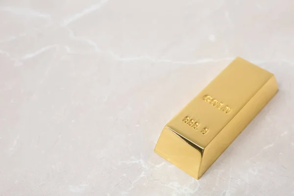 Shiny Gold Bar op tafel. Ruimte voor tekst — Stockfoto