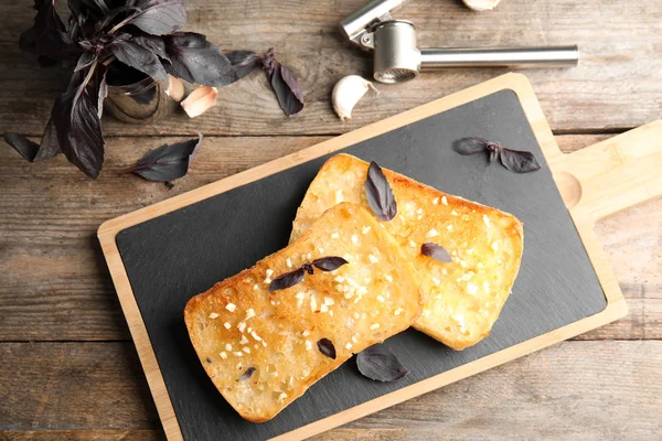 Composição de leigos plana com pão de alho saboroso na mesa — Fotografia de Stock