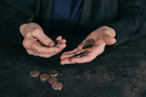 Pobre mujer madura contando monedas en la mesa, primer plano — Foto de Stock