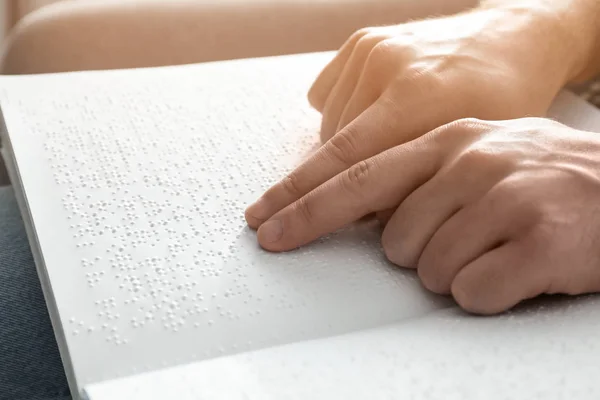 Ciego leyendo libro escrito en Braille, primer plano — Foto de Stock