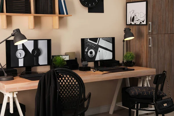 Elegante interior del lugar de trabajo con computadoras en la mesa —  Fotos de Stock