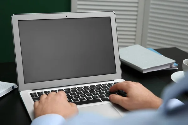 Young man using modern laptop at table, closeup — 스톡 사진