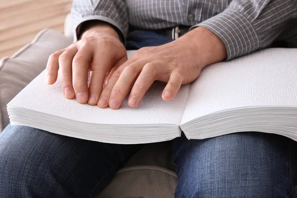 Blind Man Reading boek geschreven in braille thuis, close-up — Stockfoto