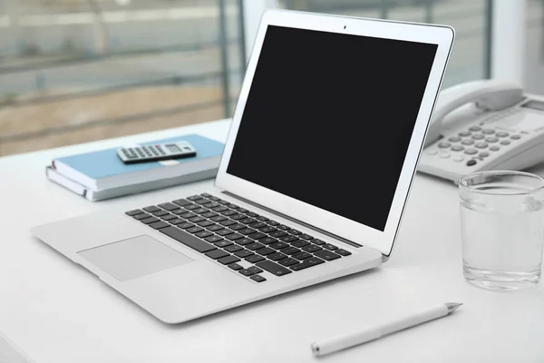 Стильне робоче місце з сучасним ноутбуком на столі — стокове фото