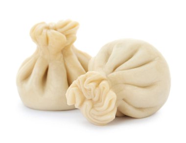 Beyaz arka planda lezzetli dolgu ile haşlanmış köfte