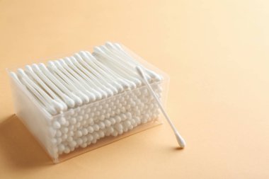 Renkli arka planda pamuk bezlerden ile Plastik Konteyner. Metin alanı