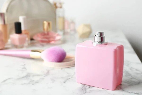Láhev parfémů a kosmetiky na mramorovém stole. Místo pro text — Stock fotografie