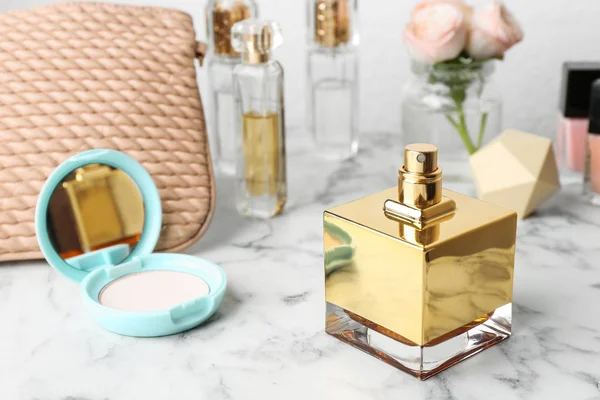 Mermer masada parfüm ve kozmetik şişesi — Stok fotoğraf