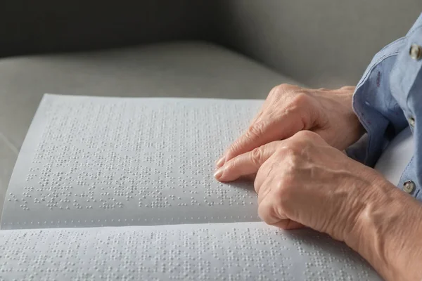 Ciego persona mayor lectura libro escrito en braille, primer plano — Foto de Stock