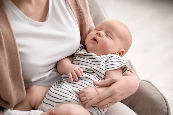 Mor med sin sovande baby hemma — Stockfoto
