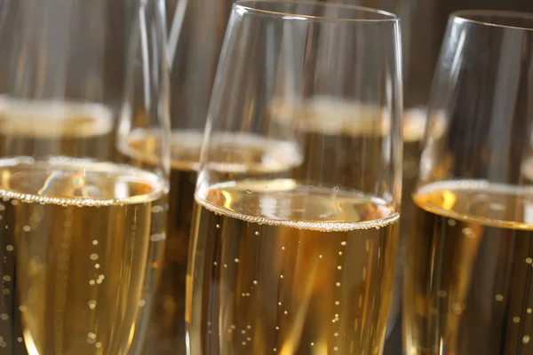 Muitos copos de champanhe como fundo, vista close-up — Fotografia de Stock