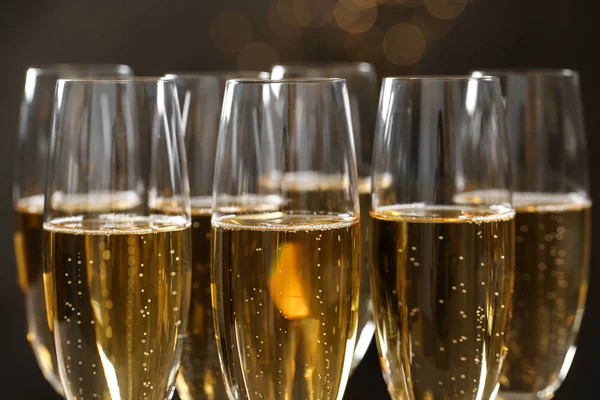 Viele Gläser Champagner auf verschwommenem Hintergrund, Nahaufnahme — Stockfoto