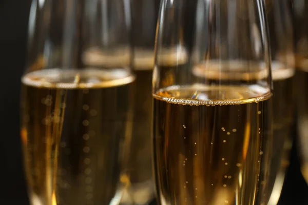Muitos copos de champanhe como fundo, vista close-up — Fotografia de Stock