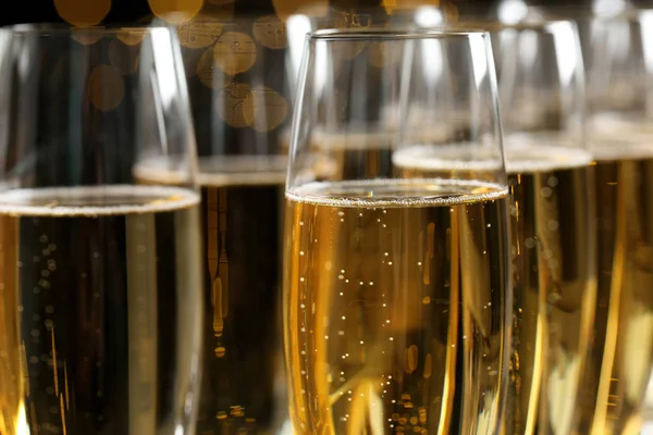 Muitos copos de champanhe como fundo, close-up — Fotografia de Stock