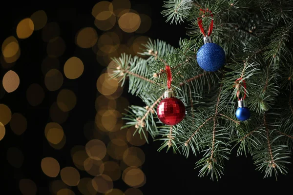Nádherně zdobený vánoční stromek proti rozmazané světlech, prostor pro text — Stock fotografie