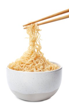 Beyaz izole kase üzerinde lezzetli anlık erişte ile Chopsticks