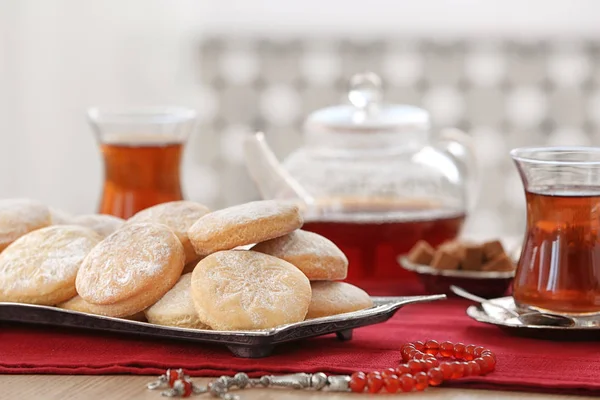 Geleneksel Islam kurabiyeleri ve masada çay, metin alanı. Eid mübarek