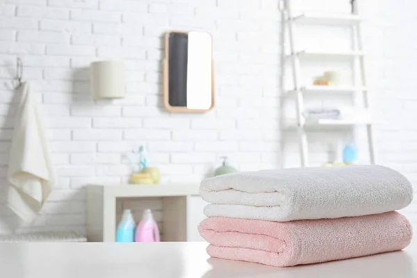 Setumpuk handuk segar di atas meja di kamar mandi. Ruang untuk teks — Stok Foto